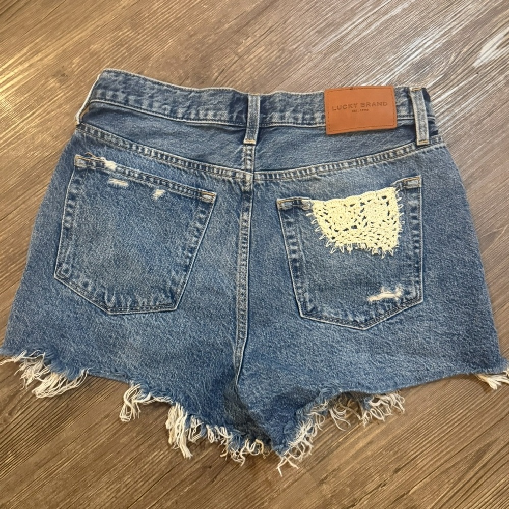 Lucky Brand Distressed Lace Embroidered Jorts Jean Shorts Women’s Size 10 - Picture 4 of 4